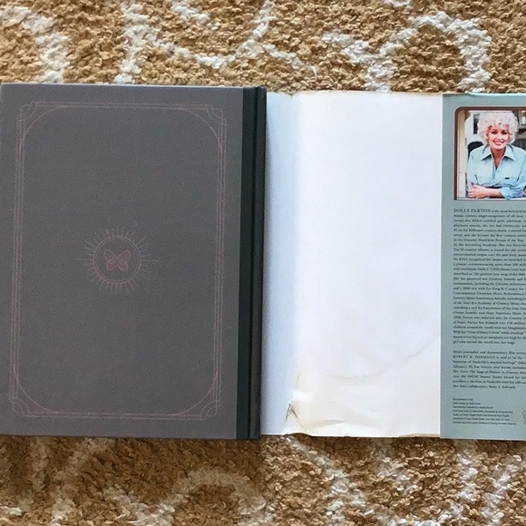 Dolly Parton, Songteller: My Life in Lyrics book Coffee table book - Picture 9 of 10